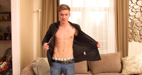 Muskelprotz Mikey Glover beim Wichsen