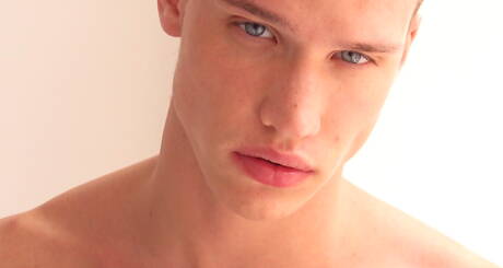 ハスキーな男ジャン・ローランがチンポで遊ぶ