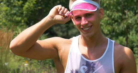 El tipo duro Noah Cavill se masturba al aire libre