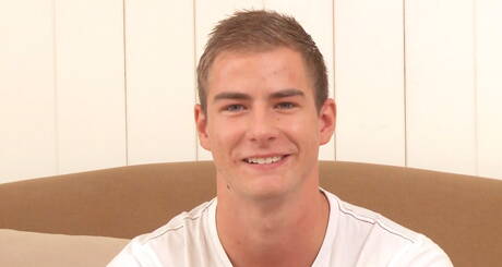 Il bel ragazzo Caleb Conner stuzzica il suo cazzo