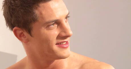 El cachas Lewis Bradley se masturba