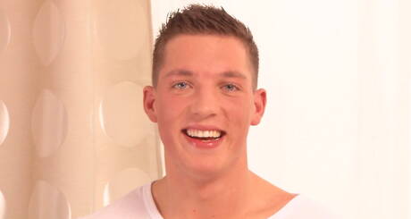 Hunk Jasper Cain plaagt zijn pik