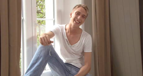 Il sexy Jerry Bogdanovich gioca con il cazzo