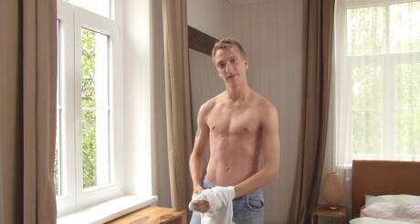 Il sexy Jerry Bogdanovich gioca con il cazzo