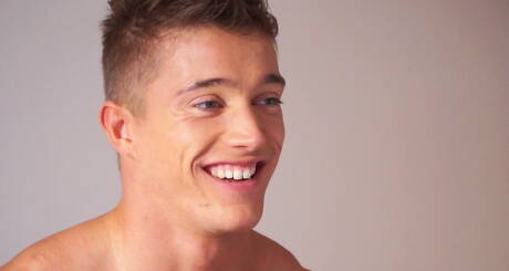 スーパースタッドのポール・モリセットがお風呂でチンポを弄ぶ