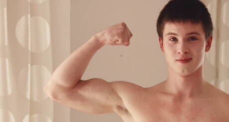 Stoere kerel Drew Johnson trekt zijn pik af