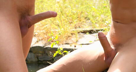 Die tschechischen Stars, der heiße Twink Danny Defoe und der junge Liam Efron, masturbieren im Freien