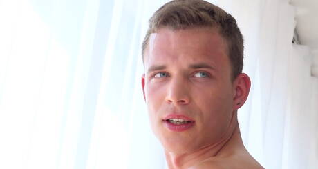 タフガイのジョナス・ミラーがチンコを自慰する