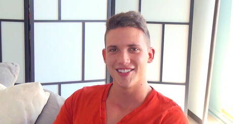 Gutaussehender junger Junge spielt mit seinem großen Schwanz und zeigt sein Sperma