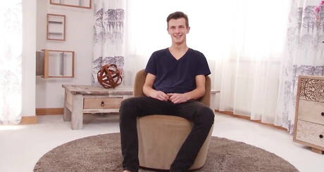 Ładny Jace Madden masturbuje się swoim penisem