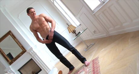 Husky facet Madden Lawrence bawi się penisem w gorącym prysznicu