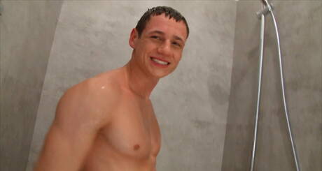 Der kräftige Kerl Madden Lawrence spielt in der heißen Dusche mit seinem Schwanz