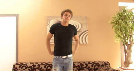 Młodzi, gorący geje Robin, Hal, Glen rozbierają się i masturbują