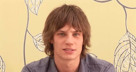 Młodzi, gorący geje Robin, Hal, Glen rozbierają się i masturbują