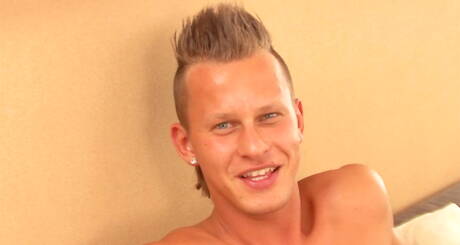 Młodzi, gorący geje Robin, Hal, Glen rozbierają się i masturbują