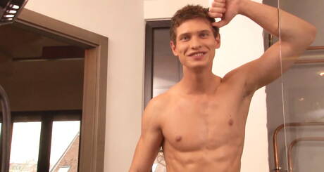 Hunk Greg Simmons jack off his cock in hot shower