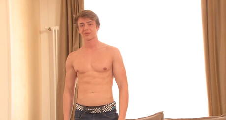 Le beau mec Landon Hughes se branle la bite