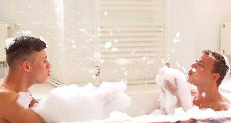 Dois caras tchecos, o musculoso Matt Thurman e o super garanhão Jonas Miller, brincando com um pau no banheiro