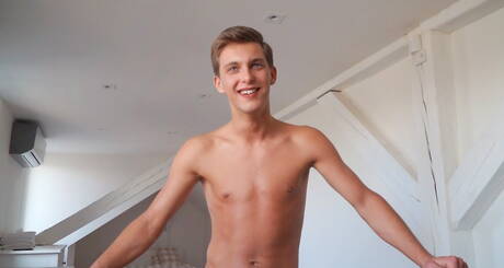 Der muskulöse Tscheche Jeremy Robbins beim Wichsen