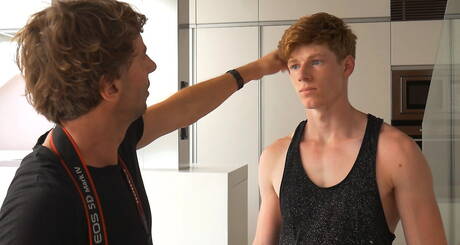 Der bullige Virgil Cohen posiert nackt unter der Dusche