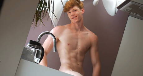 Der bullige Virgil Cohen posiert nackt unter der Dusche