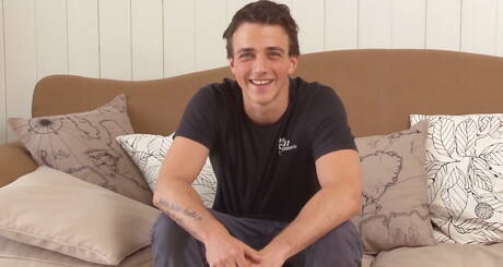 タフガイのカーステン・ジェームズがペニスをシゴく