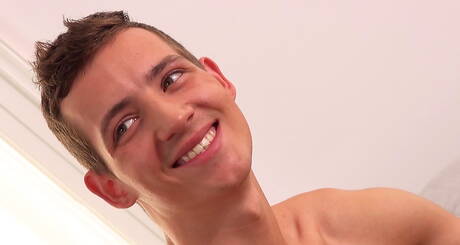 El sexy Joshua Clements se masturba la polla