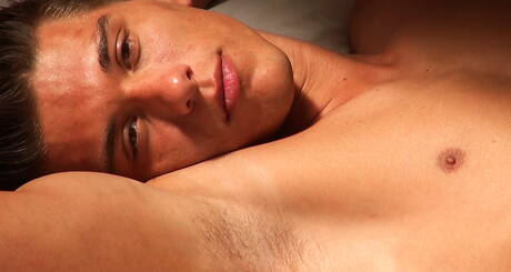 擁有運動身材的同性戀喜歡擺姿勢並展示他的雞巴