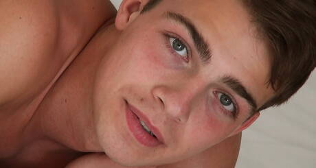 擁有運動身材的同性戀喜歡擺姿勢並展示他的雞巴