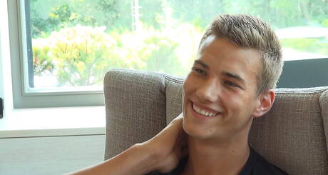 Der tschechische Junge Tom Houston masturbiert