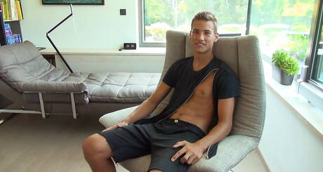 Der tschechische Junge Tom Houston masturbiert