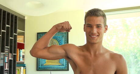 Der tschechische Junge Tom Houston masturbiert