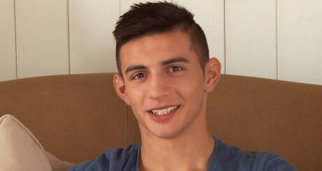 Gorący młodzieniec Roland Sharif masturbuje się swoim kutasem