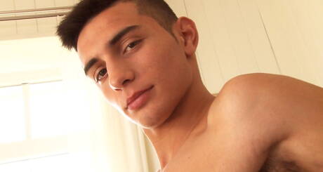 Gorący młodzieniec Roland Sharif masturbuje się swoim kutasem