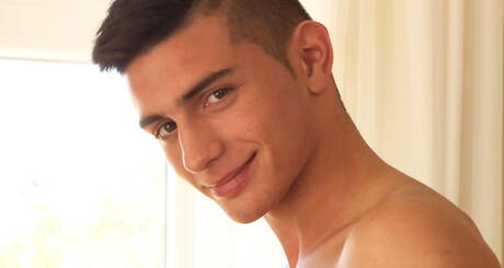 Gorący młodzieniec Roland Sharif masturbuje się swoim kutasem