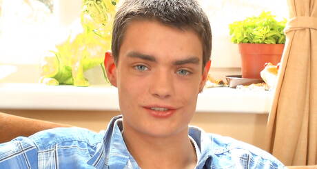 El joven Nathan Greer se burla de su polla