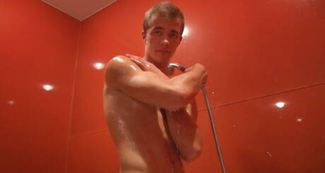 Jules Bourget, costaud, se branle la bite sous une douche chaude