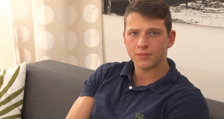 Il campione Lewis Lane si masturba sotto una doccia calda