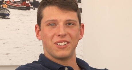 Il campione Lewis Lane si masturba sotto una doccia calda