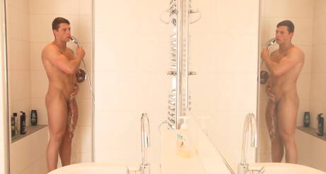Il campione Lewis Lane si masturba sotto una doccia calda