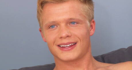 Superstudent Axel Elbe drażni swojego kutasa