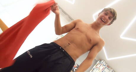 Czeski superogier Jeremy Robbins masturbuje się