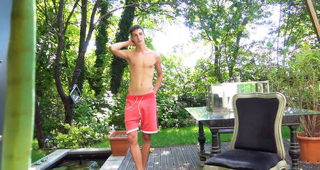 Der sexy Archie Millman neckt seinen Schwanz draußen