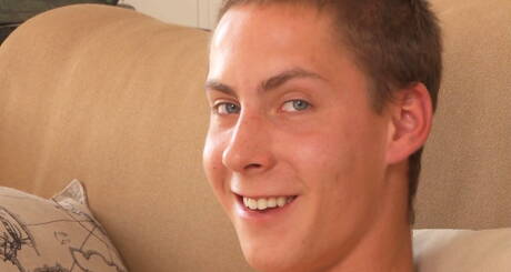 Le dur à cuire Cameron Oliver se branle la bite