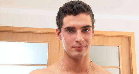 たくましい体格のネイサン・ラーマンがチンポを弄ぶ