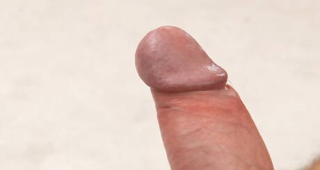 たくましい体格のネイサン・ラーマンがチンポを弄ぶ