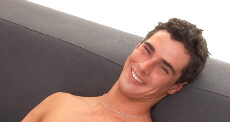 たくましい体格のネイサン・ラーマンがチンポを弄ぶ