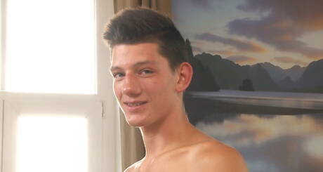 Hunk Dean Cullen trekt zijn pik af