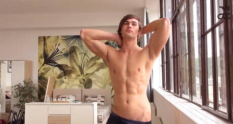 Muskelprotz Mikey Keller neckt seinen Schwanz