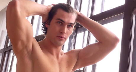 Muskelprotz Mikey Keller neckt seinen Schwanz